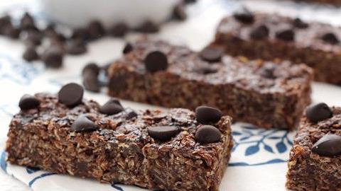 Πώς να φτιάξετε πεντανόστιμες μπάρες δημητριακών με σοκολάτα και φυστικοβούτυρο